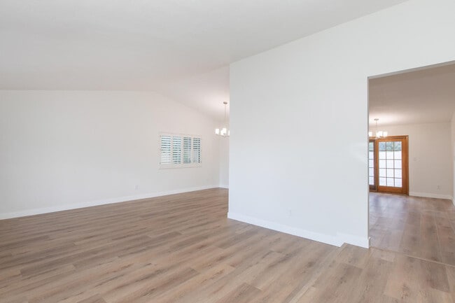 Building Photo - 2607 E Larkspur Dr