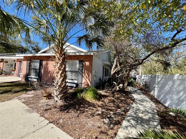 Building Photo - 945 Burlwood St