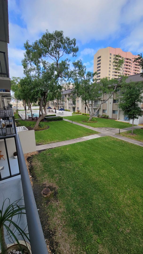 Building Photo - Charming 1BR Condo in Prime Westshore Location – Move-In Ready!