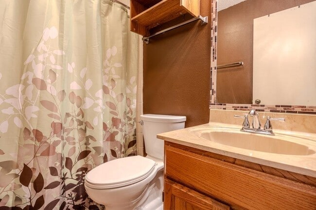 Building Photo - 1425 Longhorn Dr