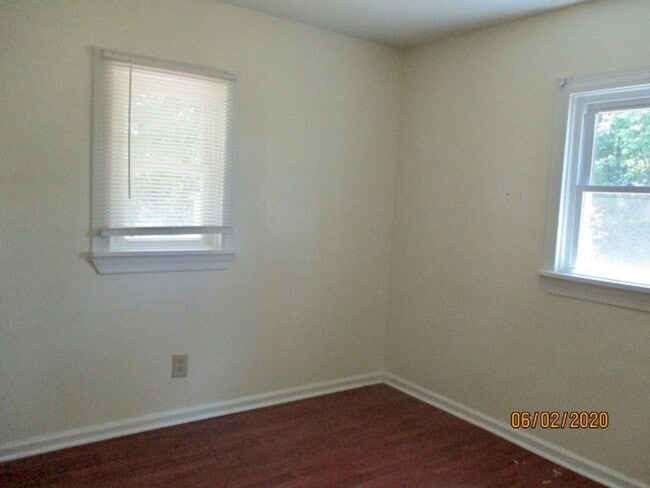 Building Photo - Country home that offers 3 bedrooms/1 bathroom