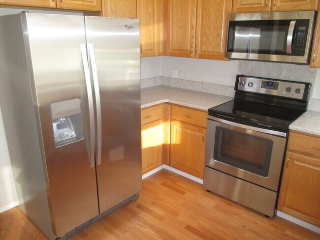 Building Photo - South Salem Home on Creekside Golf Course