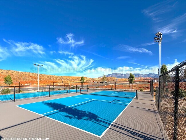 Building Photo - 2 bed, 1 bath Condo