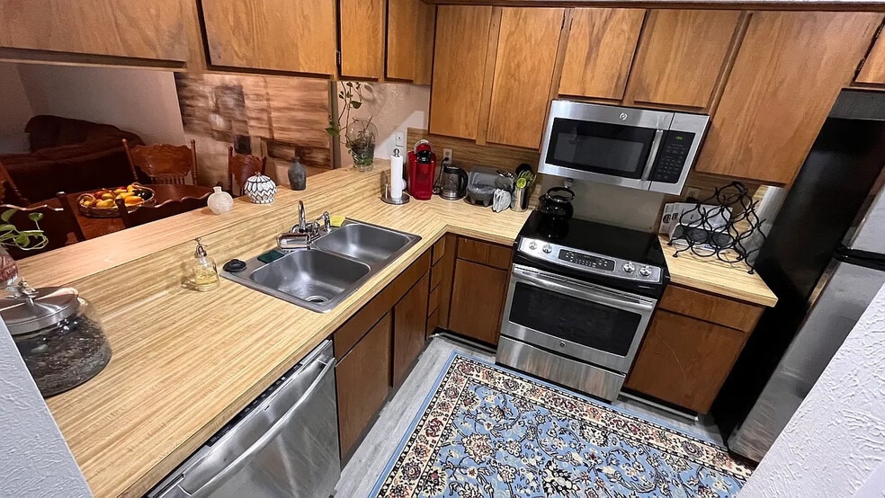 Building Photo - Room in Apartment on Indio Dr