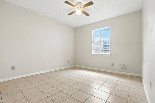 Building Photo - 8611 Valley Ledge Dr