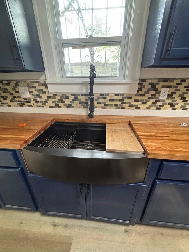 Building Photo - 6810 S Benton Ave