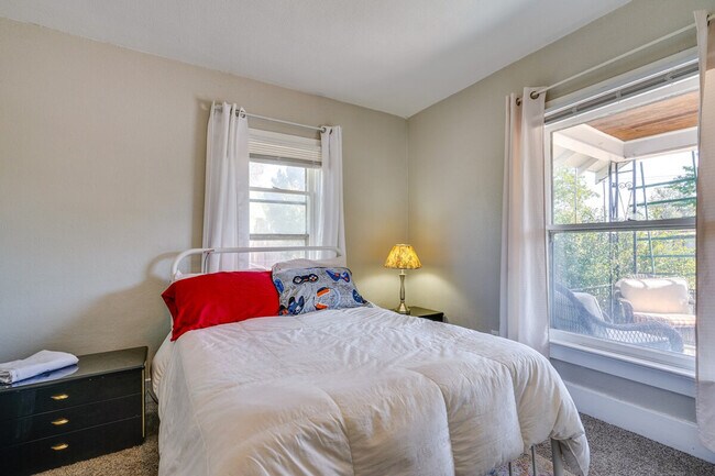 Building Photo - 2509 E Routt Ave