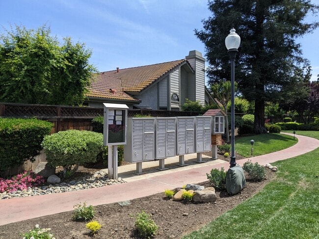 Building Photo - Spacious Bullard Court 2 bedroom 2 bathroo...