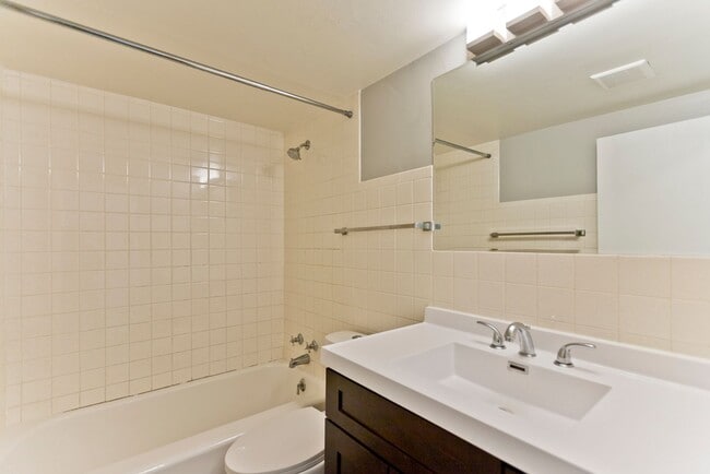 Building Photo - Recently Renovated 2 Bedroom Garden Apartm...