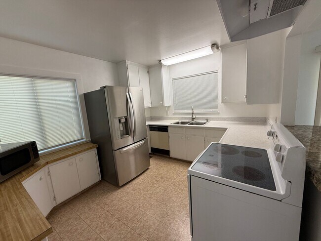 Building Photo - Open House Saturday 11/15 12-130 pm Hard f...