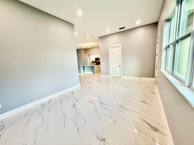Building Photo - 675 NE Moss Rose Pl