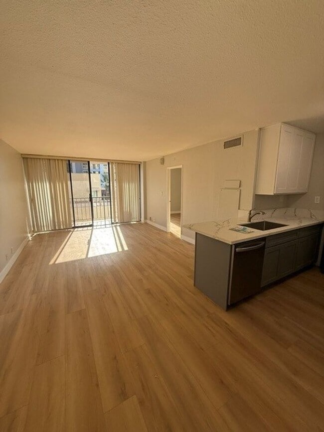 Building Photo - 1750 E.Ocean #303