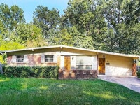 Building Photo - 401 Oak Ln
