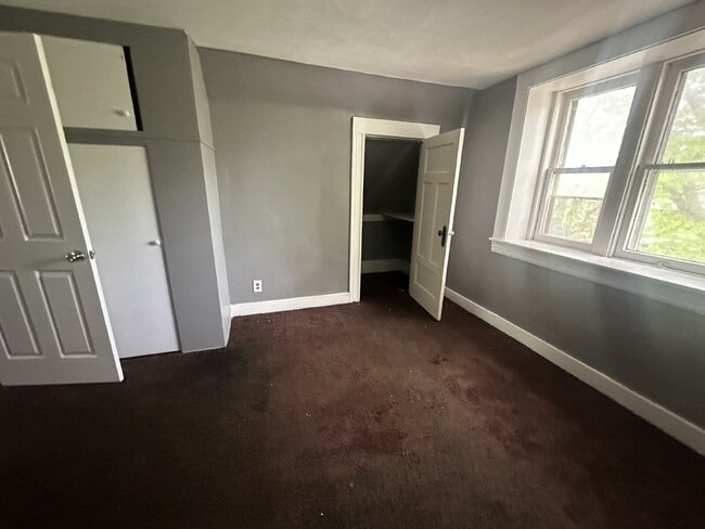 Building Photo - Stylish 3-Bedroom Unit with Private Entran...