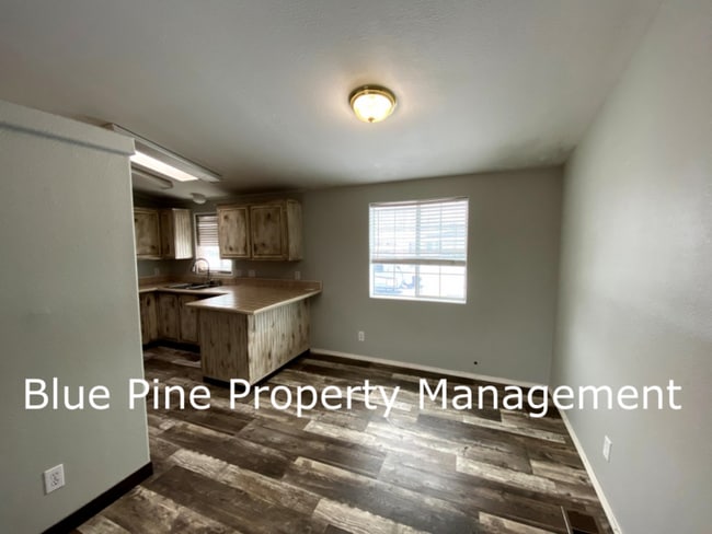 Building Photo - 705 Eve Dr