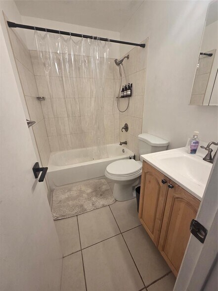 Building Photo - 2530 NE 9th St