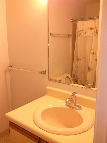 Building Photo - 335 Lilac Ln