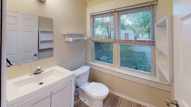 Building Photo - 2528 Deming Ave