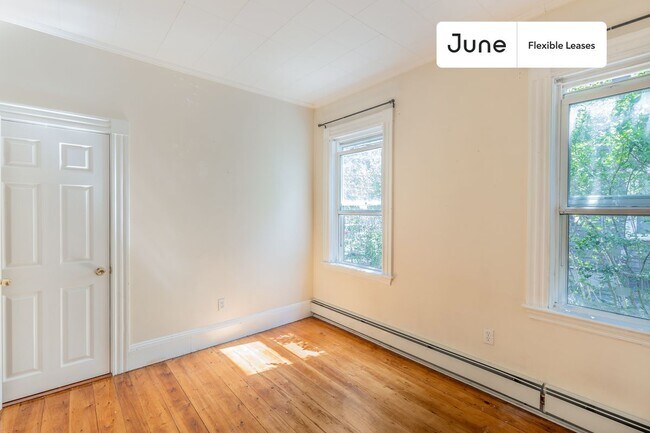 Building Photo - Queen bedroom in 3 bed/1 bath Home