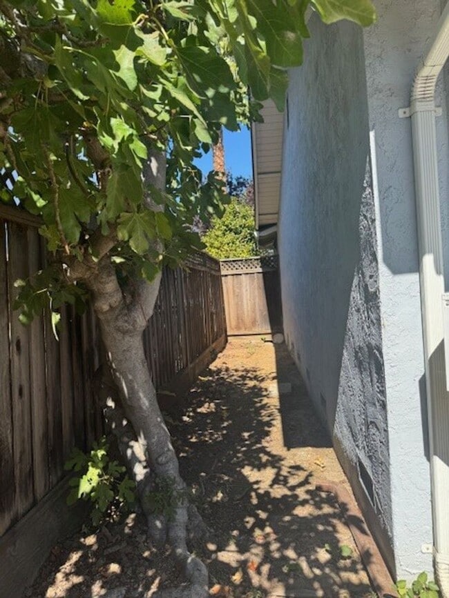 Building Photo - Lovely 3 Bedroom 2 Bath Home in Willow glen