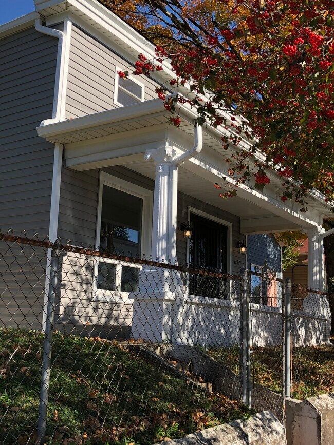 Primary Photo - 1127 Goss Ave