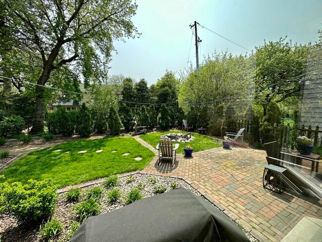 Building Photo - 4515 N Lake Dr