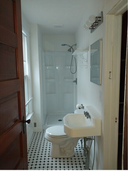 Building Photo - 48 Baldwin St