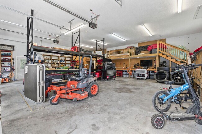 Building Photo - Peaceful and Luxury Living on 3+ Acres