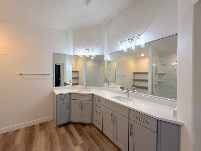 Building Photo - 3 bed, 2 bath home with 2 car garage