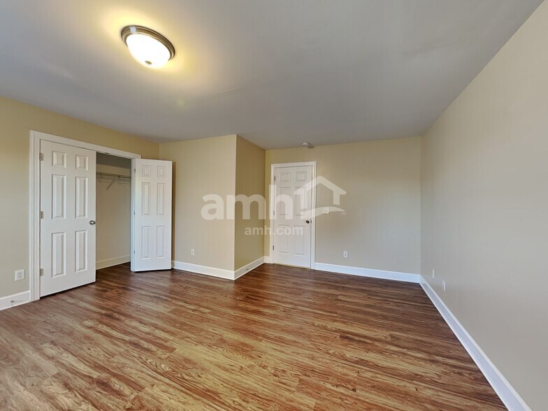 Building Photo - 116 Lake Point Ct