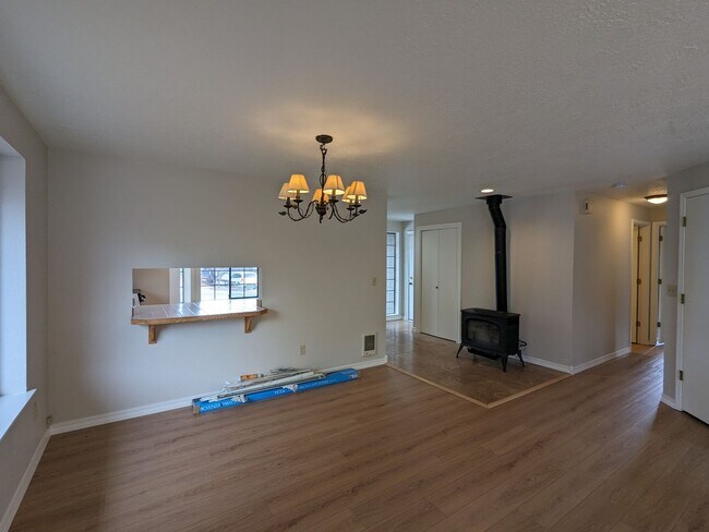 Building Photo - Charming 3x2 on Cul-de-sac with a double-car garage and fenced backyard near Hollinshead Park in ...