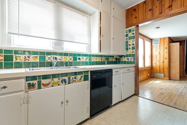 Building Photo - UT PRE-LEASE: 4 bed / 2 bath North Campus ...