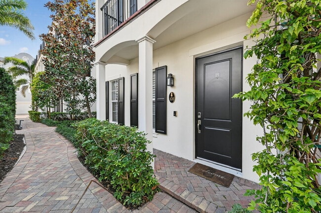 Building Photo - 121 Lily Ln