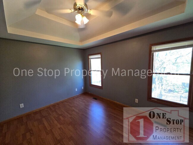 Building Photo - Charming Split Level 3 Bedroom Home in Kansas City!