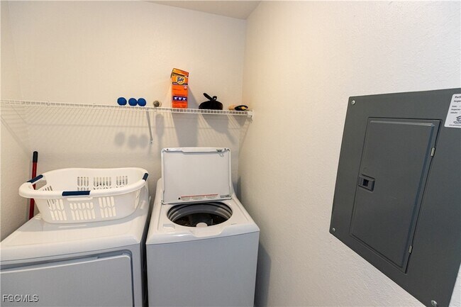 Building Photo - 15375 Grn Acrs Ave