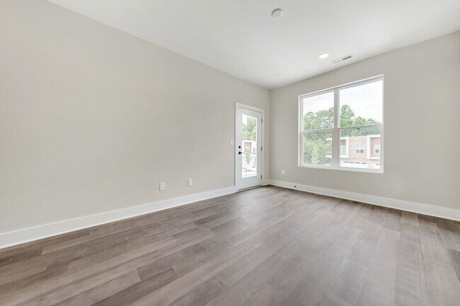 Building Photo - Absolutely STUNNING 3 Bed/ 4 Bath Townhous...