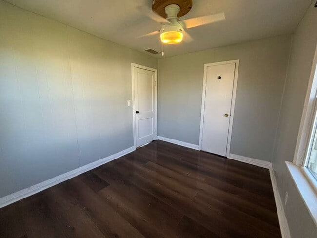 Building Photo - 112 Applegate St