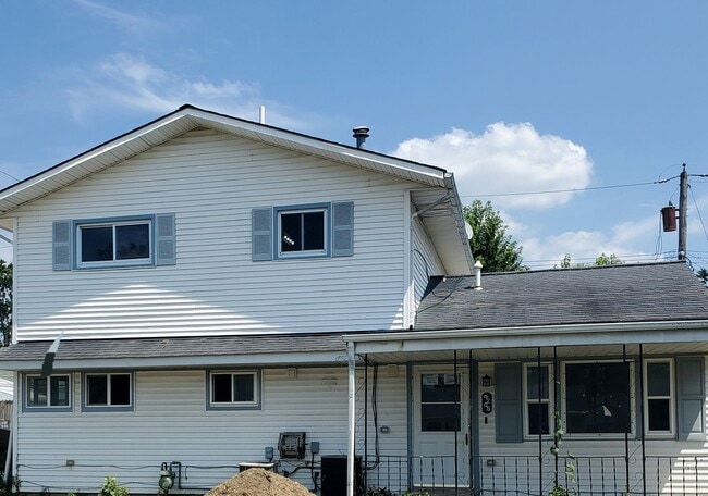 Building Photo - 6 BDRM HOUSE FOR RENT