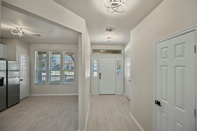 Building Photo - 9718 Coyote Creek Dr