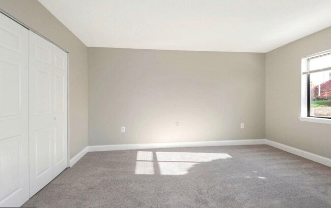 Building Photo - Renovated Herndon Condo