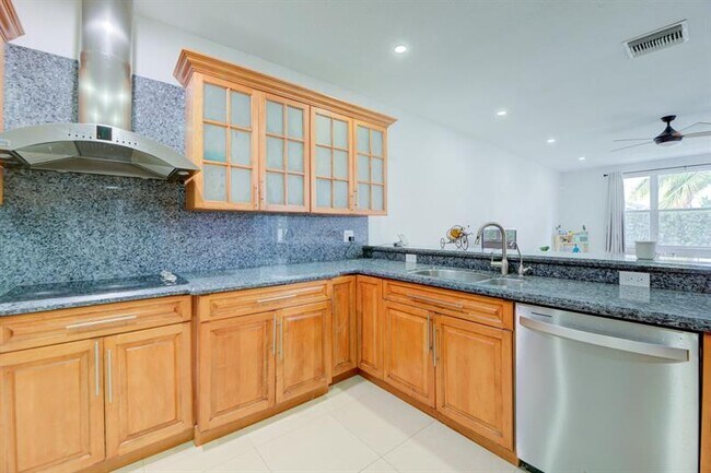 Building Photo - 724 NW 155th Terrace