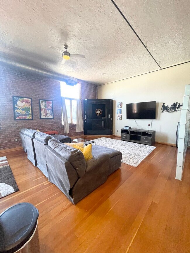 Building Photo - Downtown living at your doorstep loft styl...