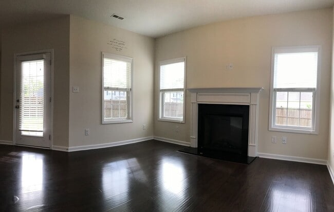 Building Photo - Regal Home on Regatta Way!