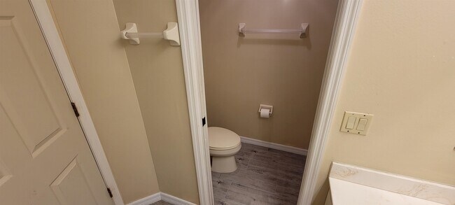 Building Photo - 305 Raintree Trail
