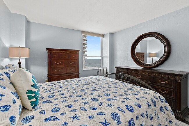 Building Photo - Spacious Oceanfront Condo