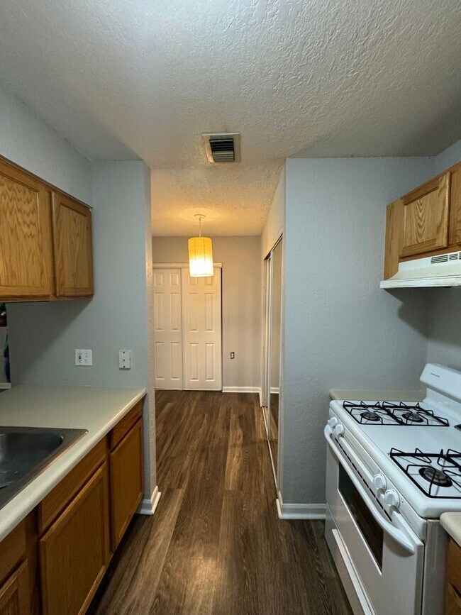 Building Photo - Come See This Beautiful Remodeled 2 Bed 1 Bath Condo in Mystic Woods! Available Now!