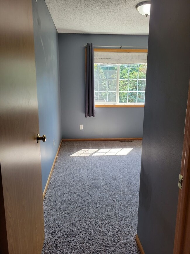 Building Photo - Spacious End Unit Townhouse