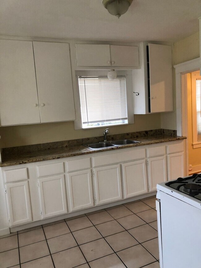 Building Photo - Available Now: 3 Bedroom 1 Bath House