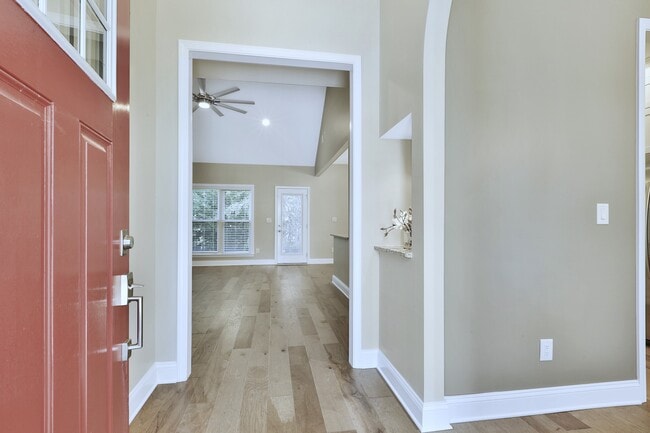 Entry - 300 Vendella Cir