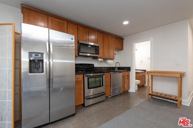 Building Photo - 10982 Roebling Ave